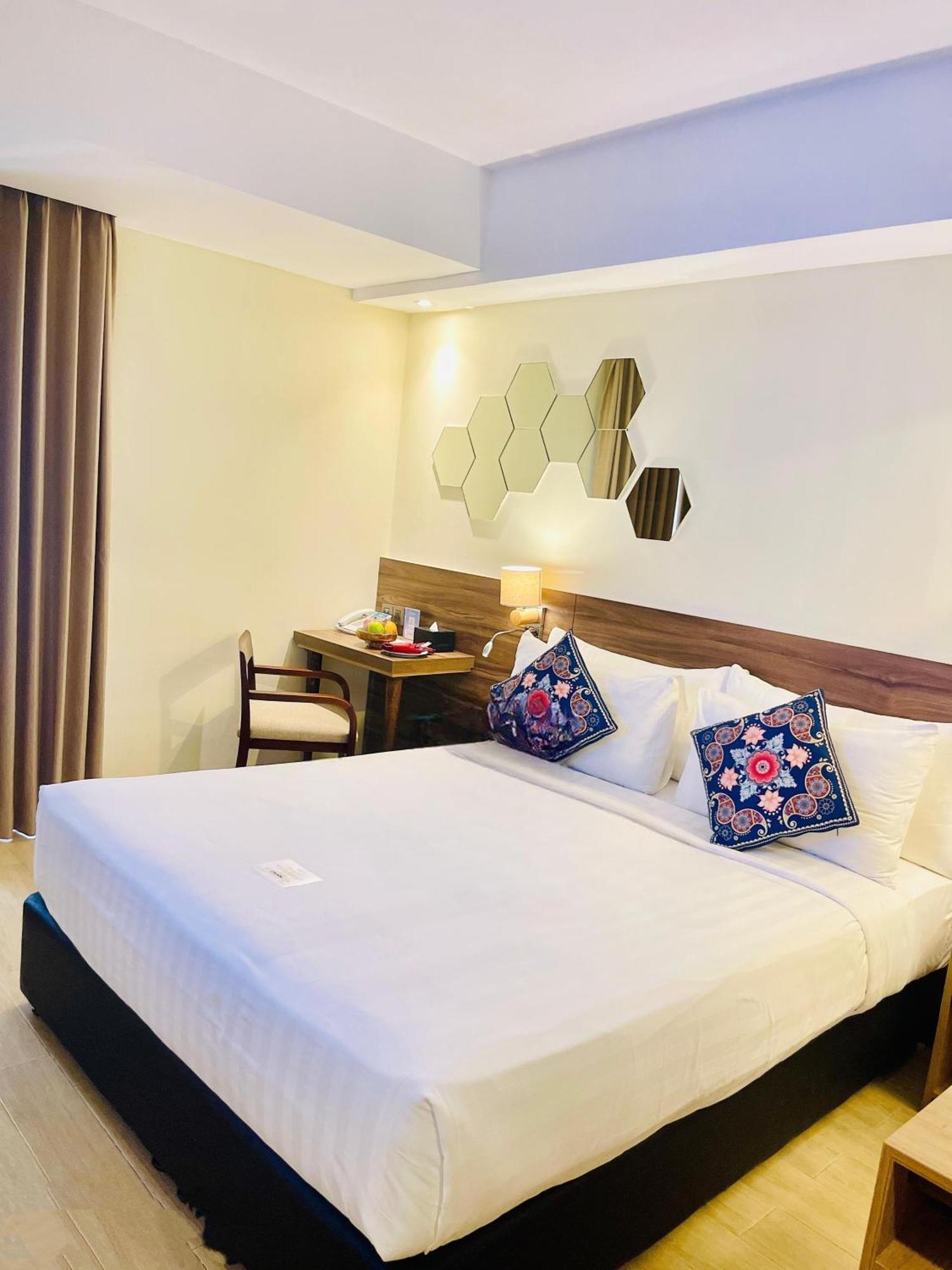 Hotel Golden Tulip Essential Tangerang Esterno foto
